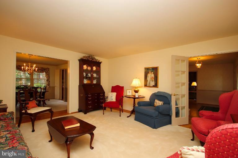 9400 Reach Road Potomac, MD 20854 - Photo 2 of 30 Living Room