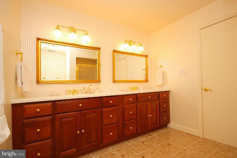 9400 Reach Road Potomac, MD 20854 - Photo 18 of 30 Bath (Master)