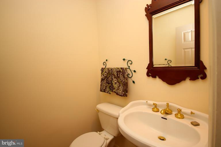 9400 Reach Road Potomac, MD 20854 - Photo 4 of 30 Bath