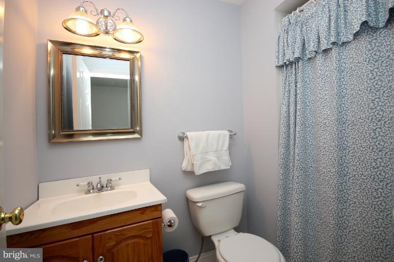 9400 Reach Road Potomac, MD 20854 - Photo 7 of 30 Bath