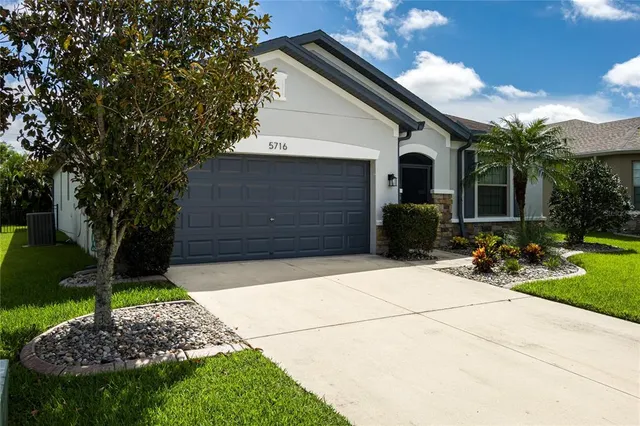 a view of entryway with livingroom