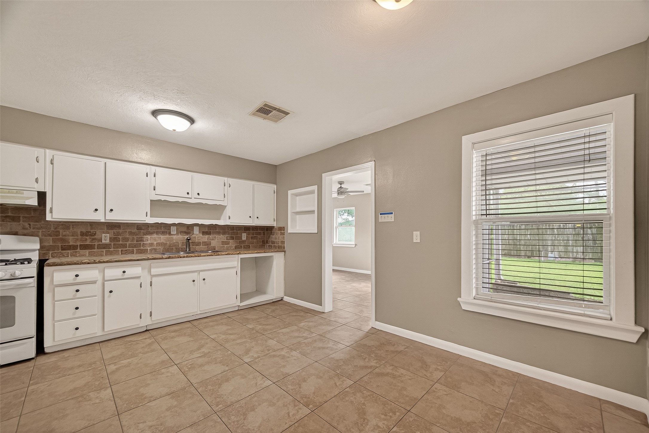 1310 Belshire Road Pasadena, TX 77502 - Photo 13 of 32