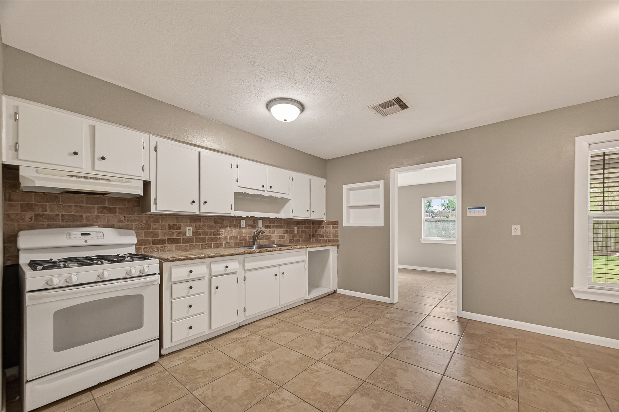 1310 Belshire Road Pasadena, TX 77502 - Photo 9 of 32