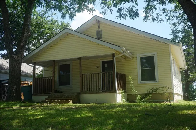 $1,300 | 424 West Tennessee Street, Sherman, TX 75090