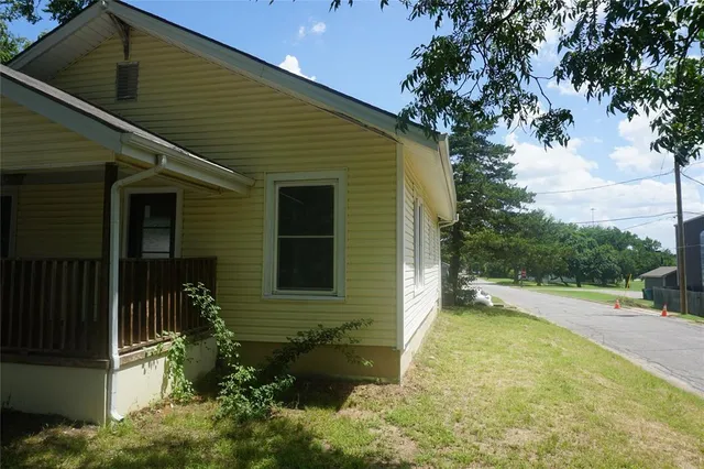 $1,300 | 424 West Tennessee Street, Sherman, TX 75090