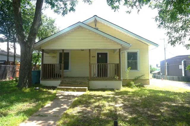 $1,300 | 424 West Tennessee Street, Sherman, TX 75090