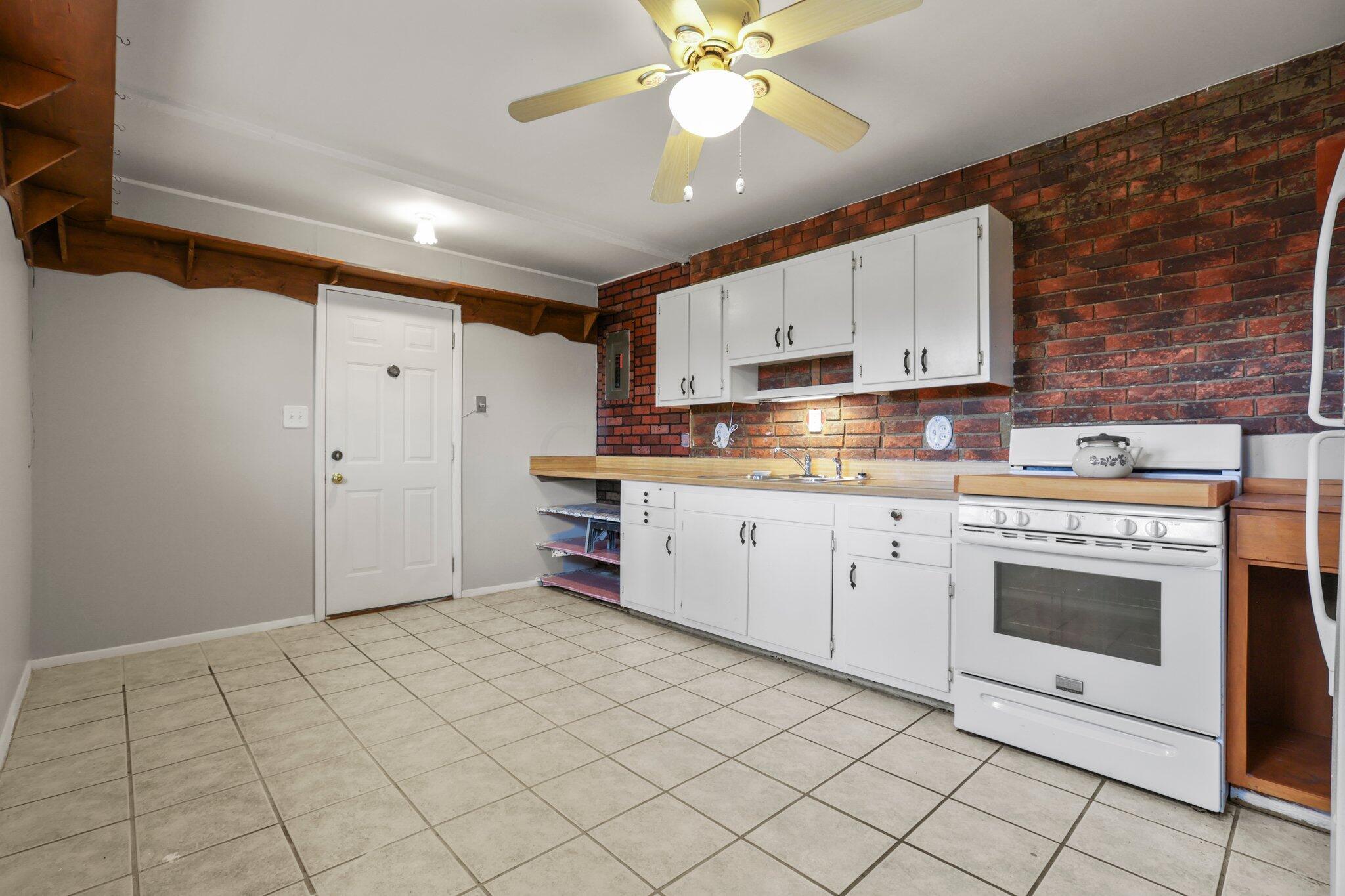 1493 Watkins Road Columbus, OH 43207 - Photo 10 of 21 Kitchen