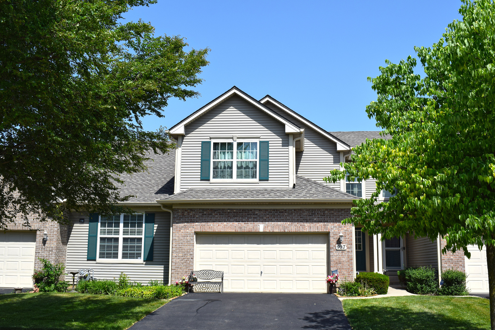 987 Oak Ridge Boulevard Elgin, IL 60120 - Photo 1 of 28