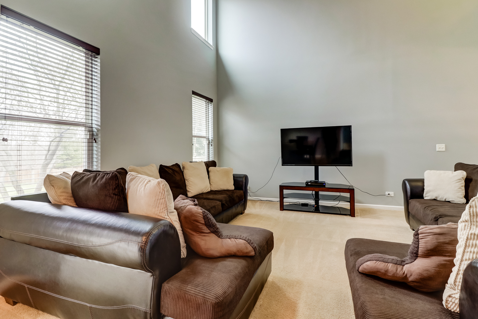 987 Oak Ridge Boulevard Elgin, IL 60120 - Photo 5 of 28