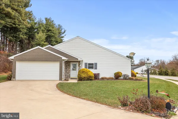 a view of a house with backyard