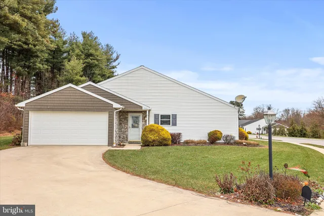 a view of a house with backyard
