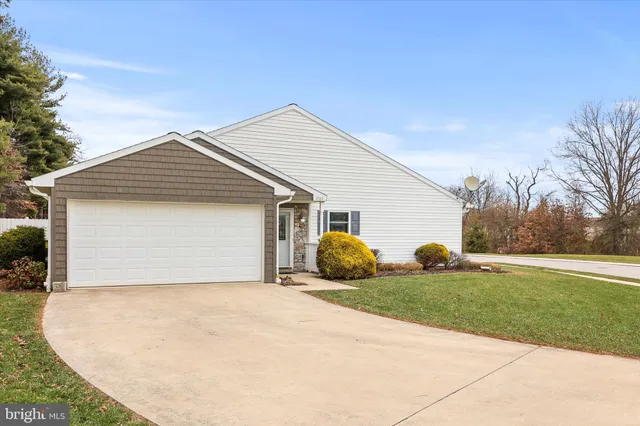 a front view of house with garage and yard