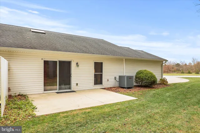 a view of a house with yard and garage