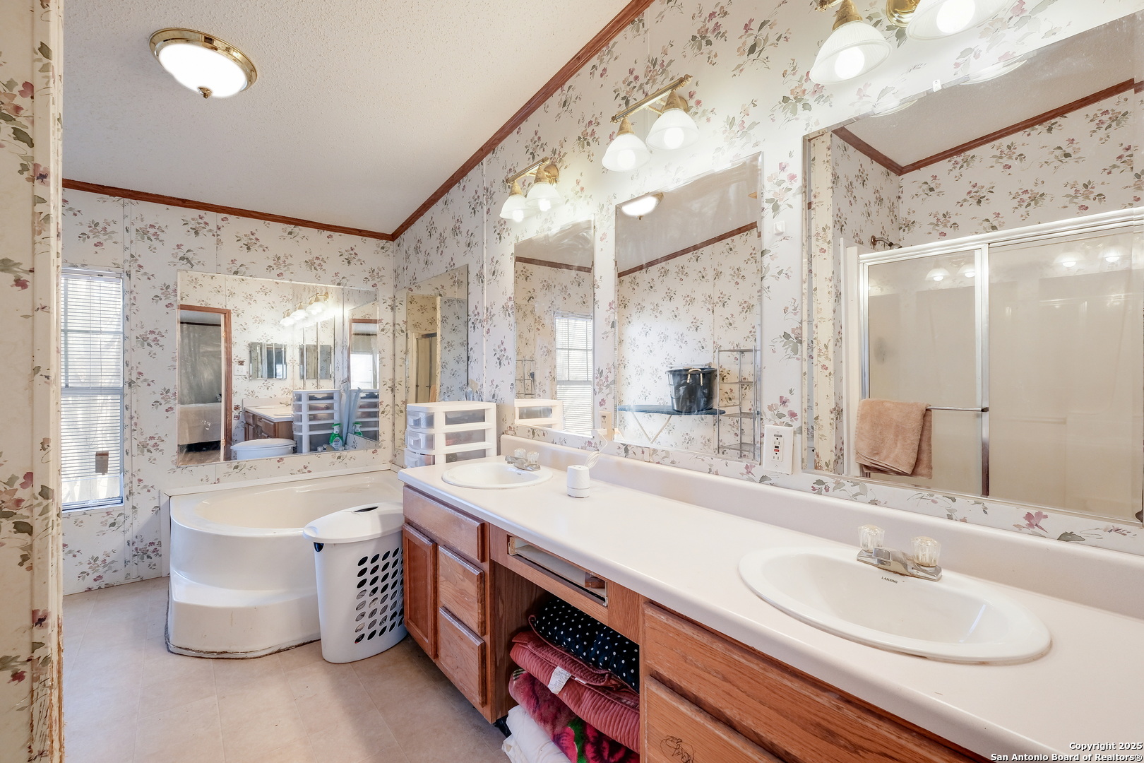 104 Kickapoo Trail Seguin, TX 78155 - Photo 19 of 21 a large bathroom with a double vanity sink mirror and bathtub