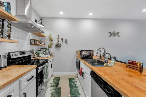 a kitchen that has a lot of cabinets