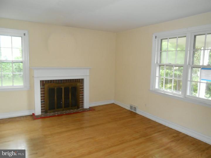 401 North Manoa Road Havertown, PA 19083 - Photo 3 of 18 Living Room