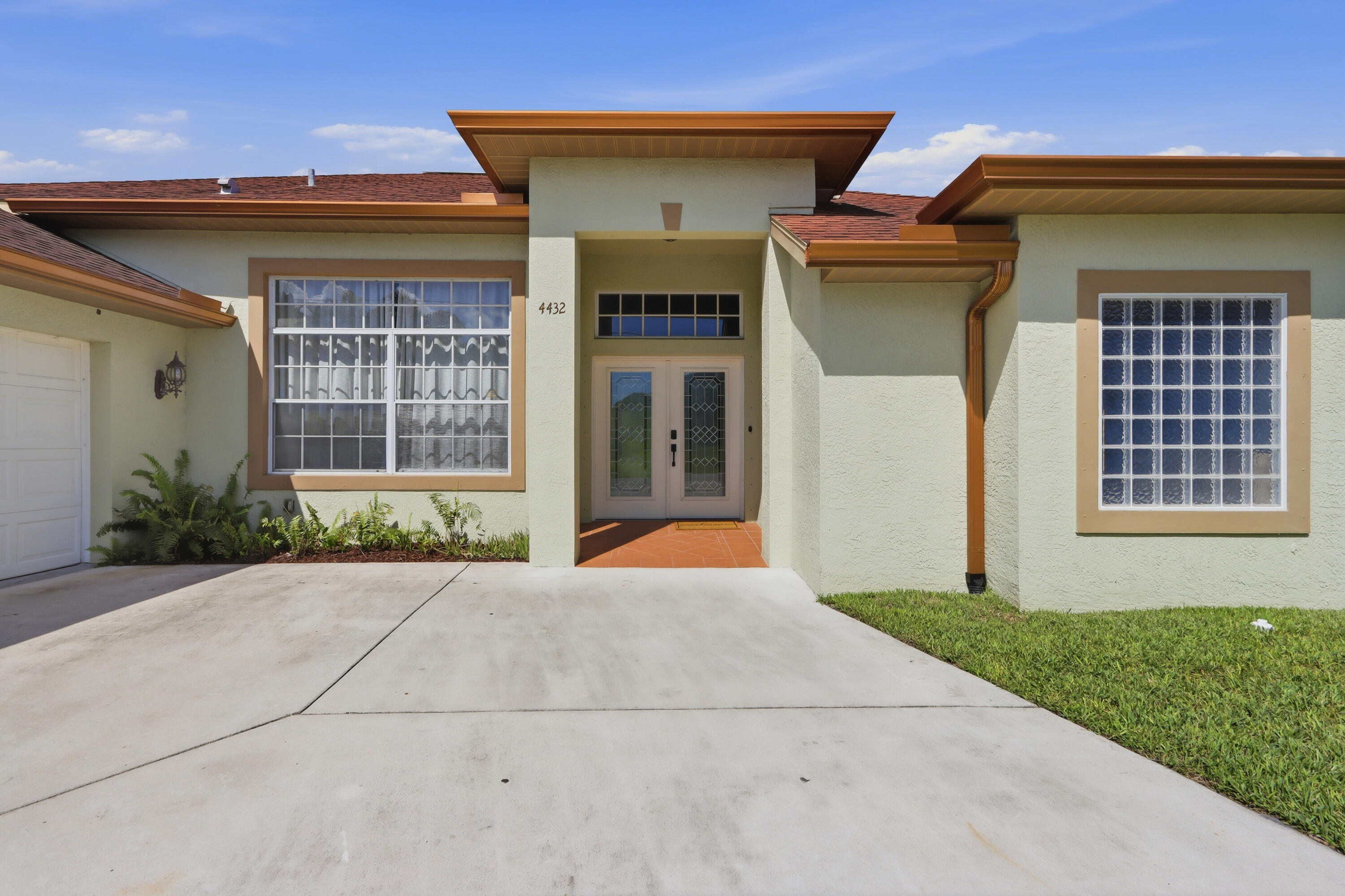 8_7. front entry detail
