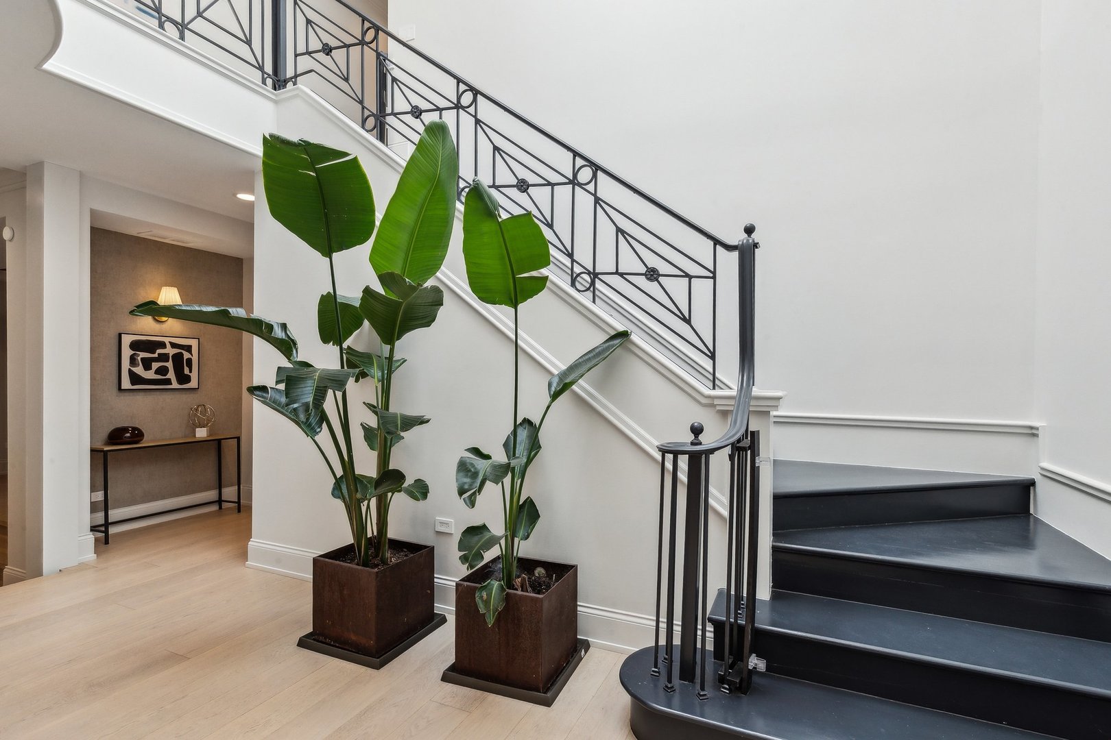 579 West Hawthorne Place Chicago, IL 60657 - Photo 2 of 65