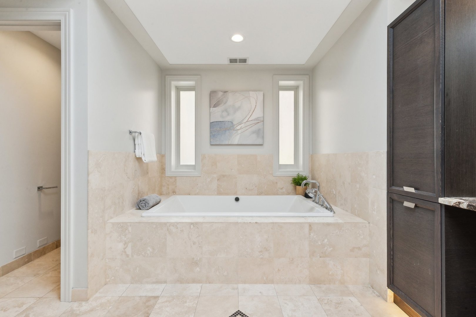 579 West Hawthorne Place Chicago, IL 60657 - Photo 39 of 65 a bathroom with a bathtub