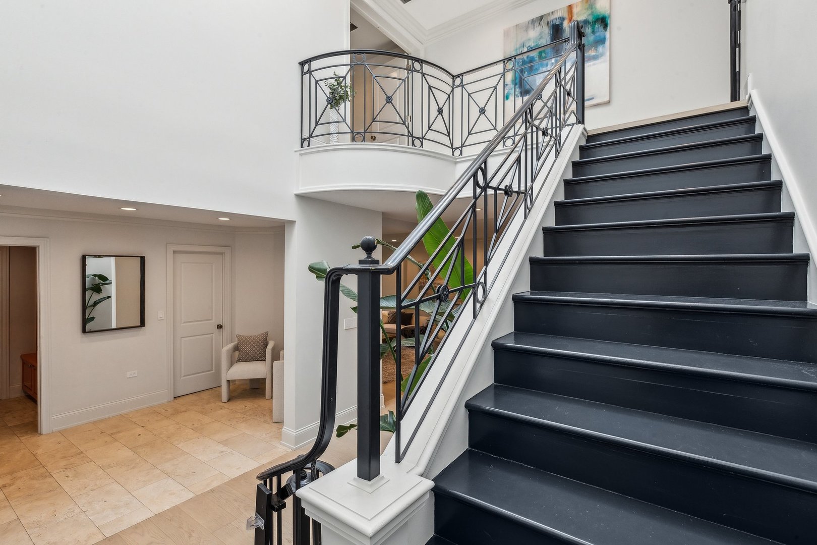 579 West Hawthorne Place Chicago, IL 60657 - Photo 4 of 65 a view of entryway and hall