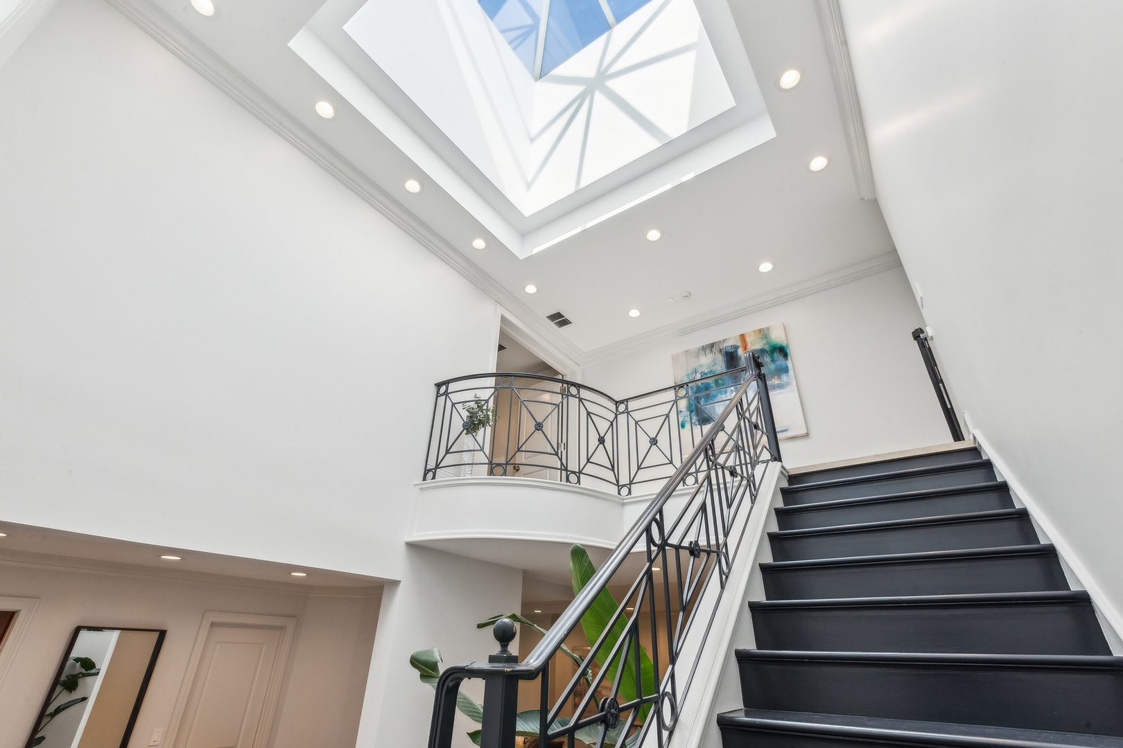 579 West Hawthorne Place Chicago, IL 60657 - Photo 5 of 65 a view of entryway