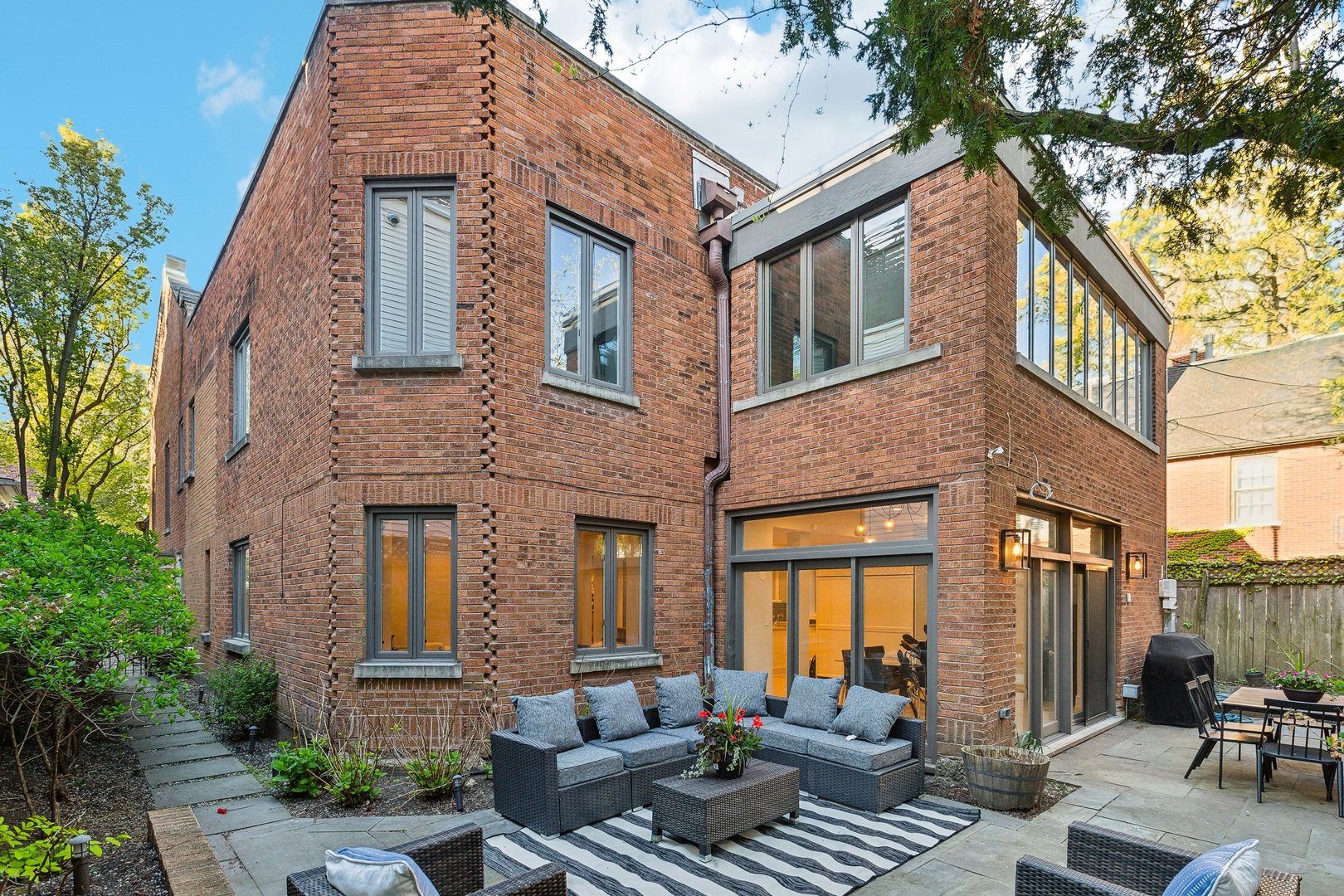 579 West Hawthorne Place Chicago, IL 60657 - Photo 53 of 65 a front view of a building with many windows