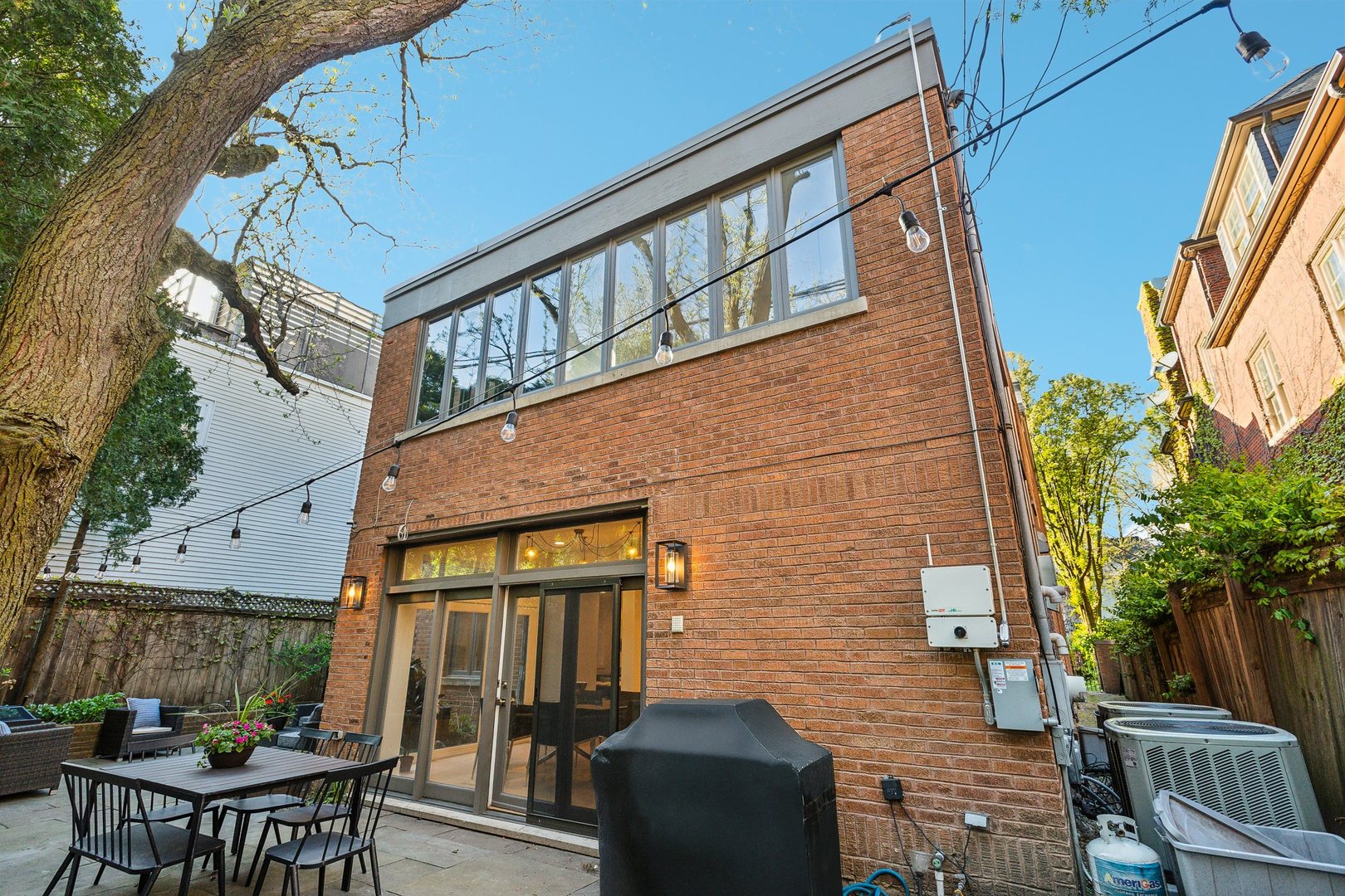 579 West Hawthorne Place Chicago, IL 60657 - Photo 56 of 65 a view of a house with backyard and sitting area