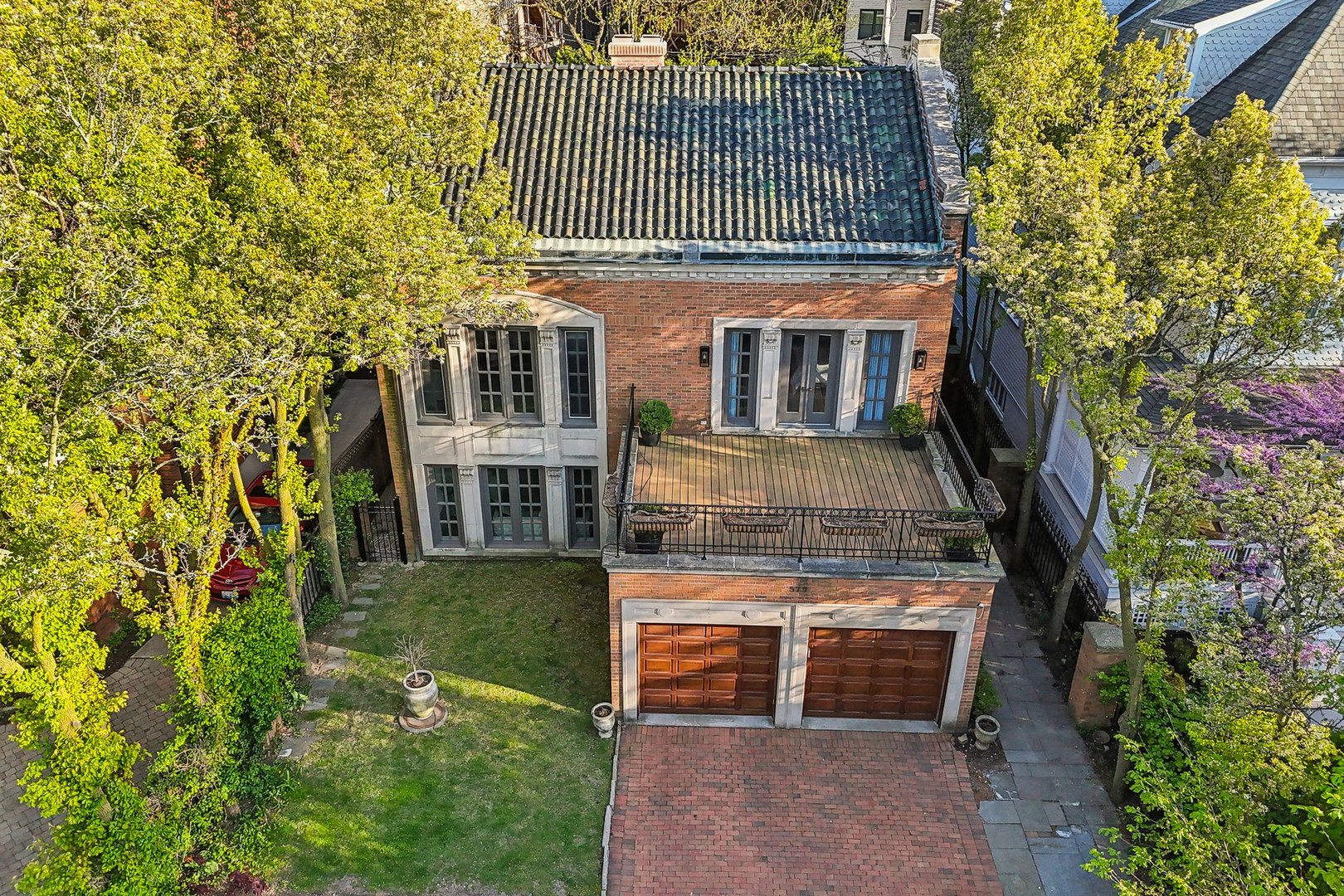 579 West Hawthorne Place Chicago, IL 60657 - Photo 59 of 65 front view of a house with a yard