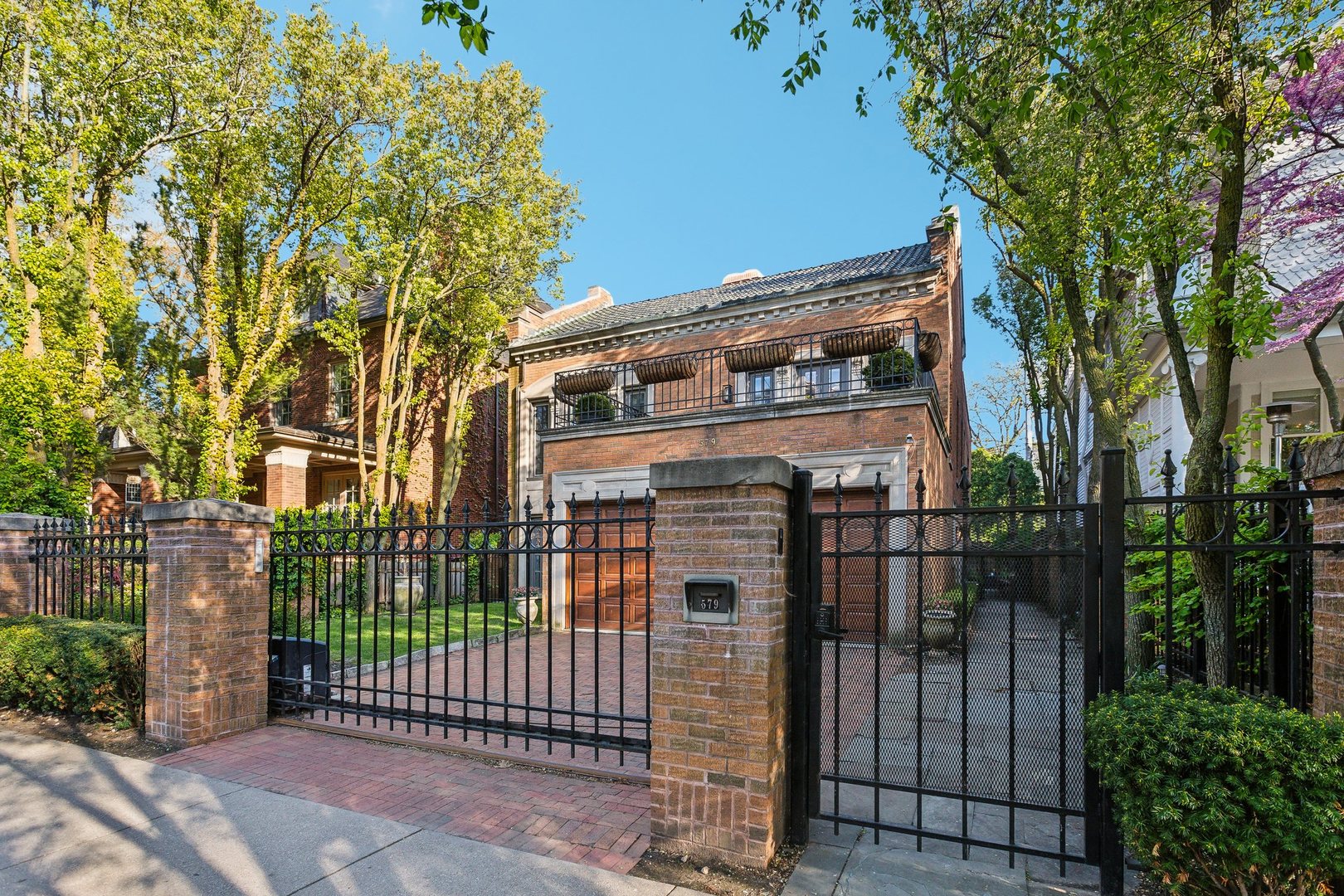 579 West Hawthorne Place Chicago, IL 60657 - Photo 60 of 65 front view of a house