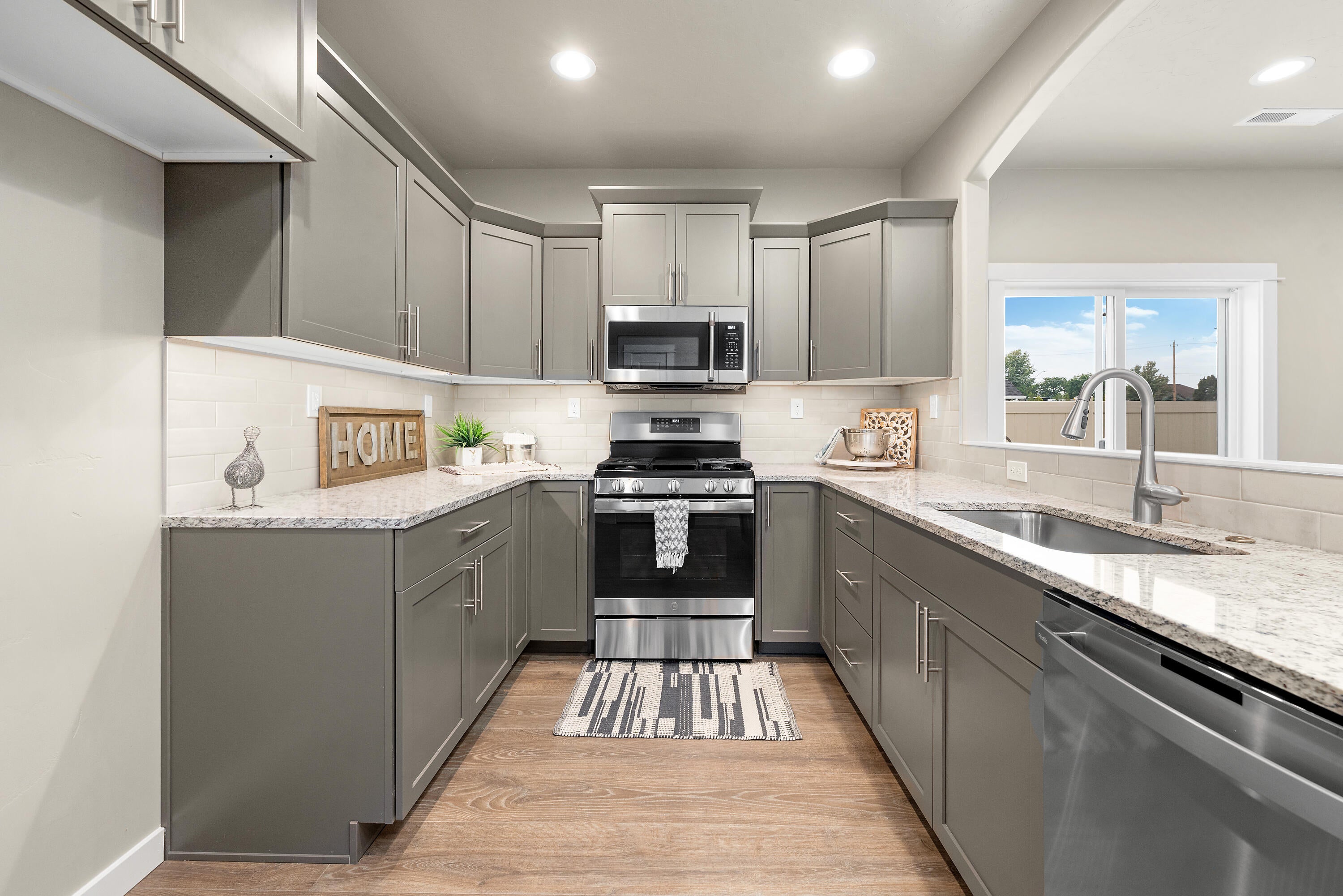 3740 Harbrooke Road, Unit 18 Medford, OR 97504 - Photo 5 of 9 The Canyon - Kitchen