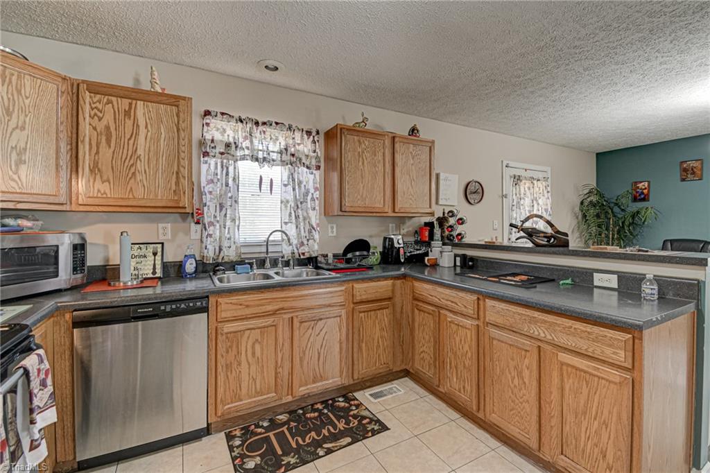 3715 Ribbon Lane Winston-Salem, NC 27107 - Photo 6 of 28