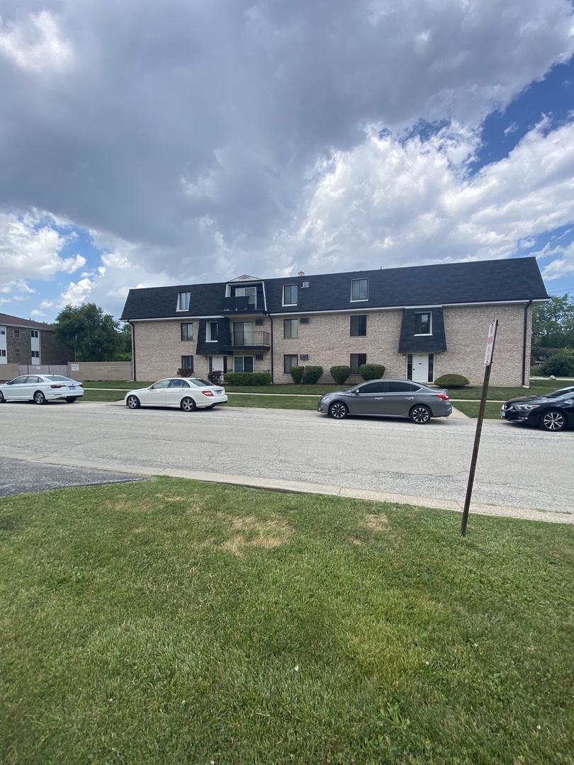 7000 Mather Avenue, Unit 101 Chicago Ridge, IL 60415 - Photo 4 of 21 a swimming pool view with a outdoor space