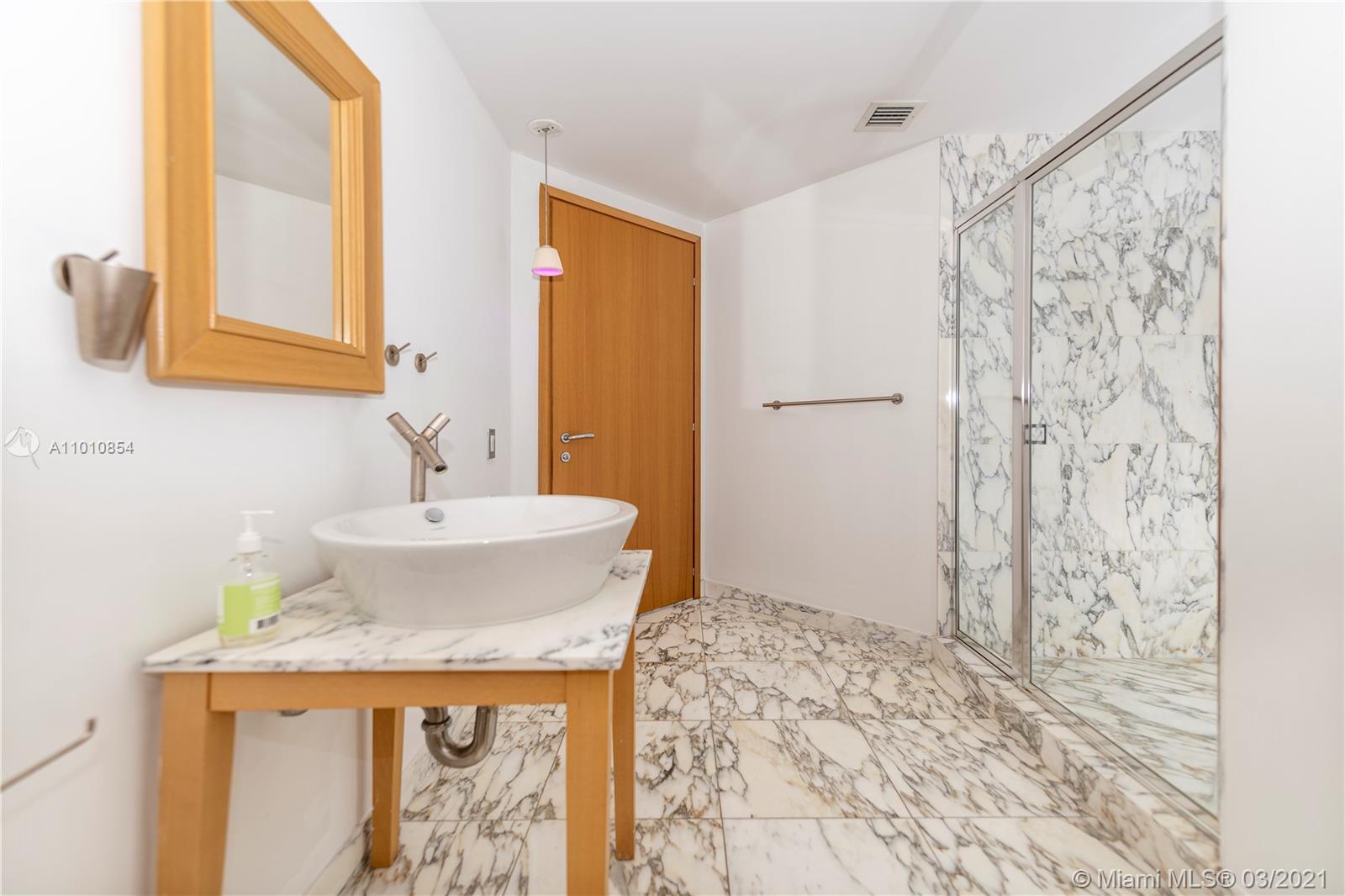 450 Alton Road, Unit 1710 Miami Beach, FL 33139 - Photo 17 of 51