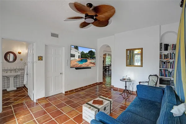a view of a livingroom with furniture