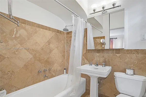 $5,857,525 | 5252 La Gorce Drive, Miami Beach, FL 33140