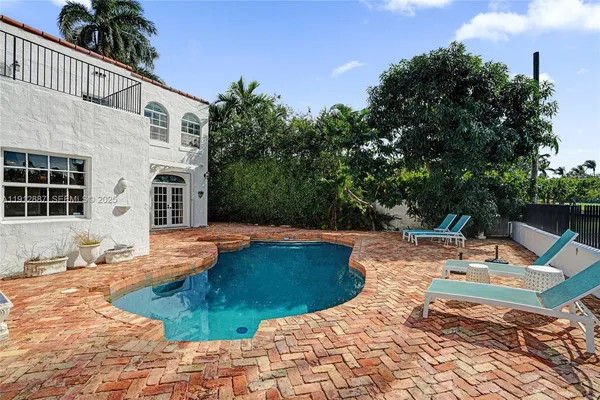 $5,857,525 | 5252 La Gorce Drive, Miami Beach, FL 33140