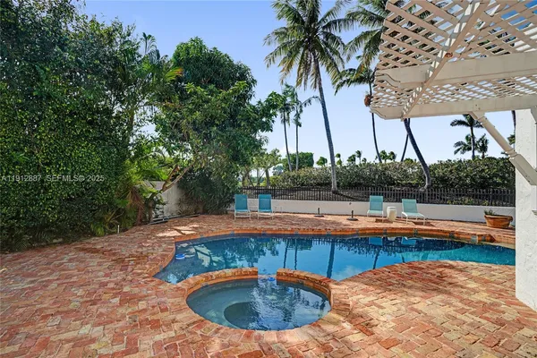 $5,857,525 | 5252 La Gorce Drive, Miami Beach, FL 33140