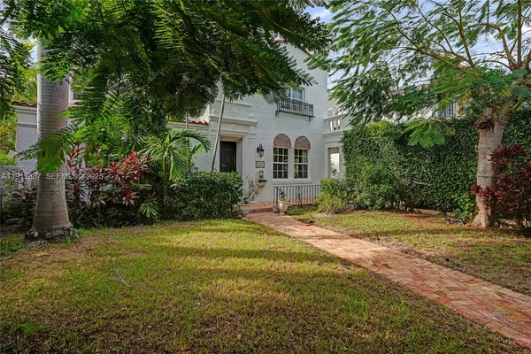 $5,857,525 | 5252 La Gorce Drive, Miami Beach, FL 33140