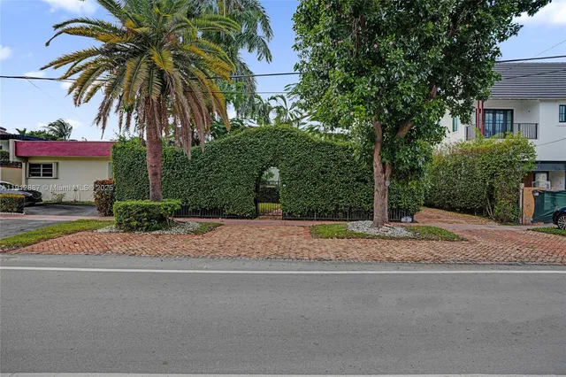 $5,857,525 | 5252 La Gorce Drive, Miami Beach, FL 33140