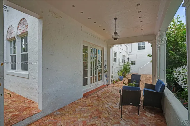 $5,857,525 | 5252 La Gorce Drive, Miami Beach, FL 33140