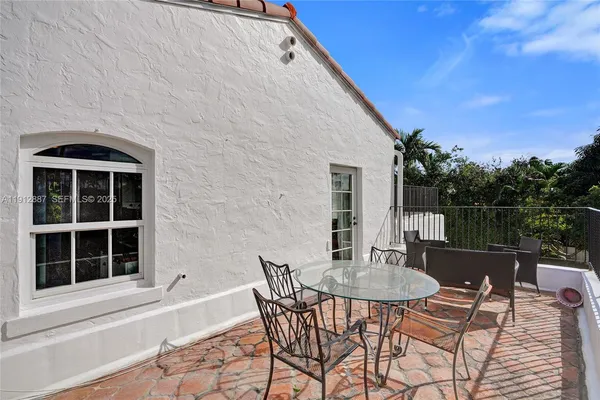 $5,857,525 | 5252 La Gorce Drive, Miami Beach, FL 33140