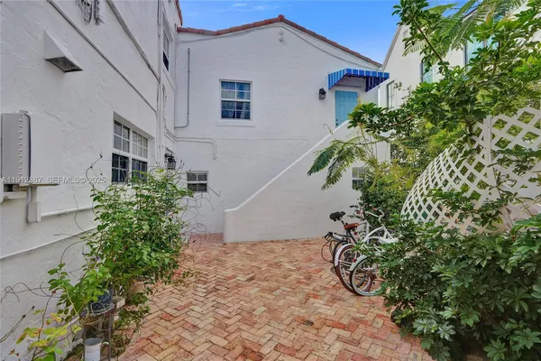 $5,857,525 | 5252 La Gorce Drive, Miami Beach, FL 33140