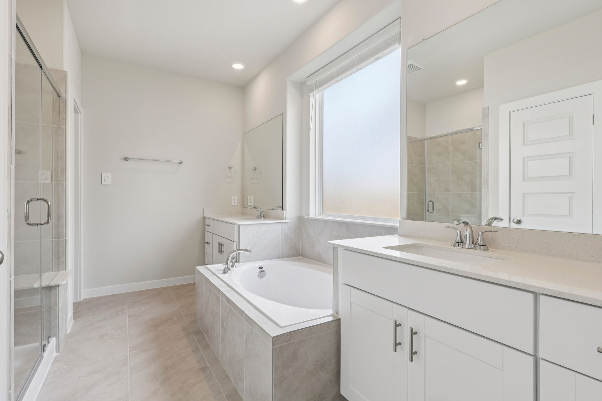 5519 Handlewood Lane Rosenberg, TX 77471 - Photo 19 of 38 a bathroom with a sink and a mirror