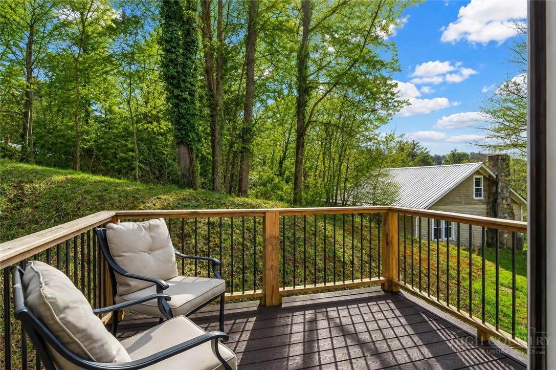 262 Old Bristol Road Boone, NC 28607 - Photo 5 of 26 a balcony with wooden floor in balcony
