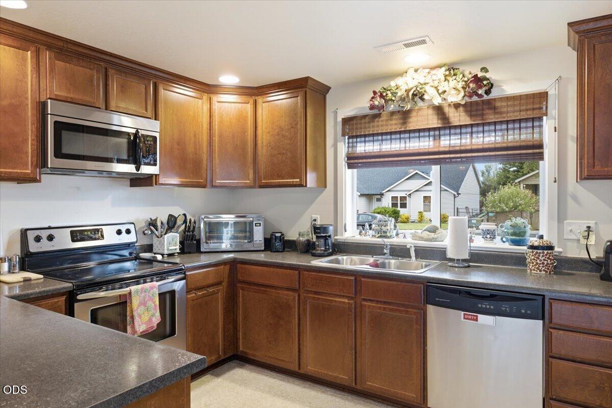 613 Nottingham Terrace Eagle Point, OR 97524 - Photo 9 of 25 Gallery Image 9