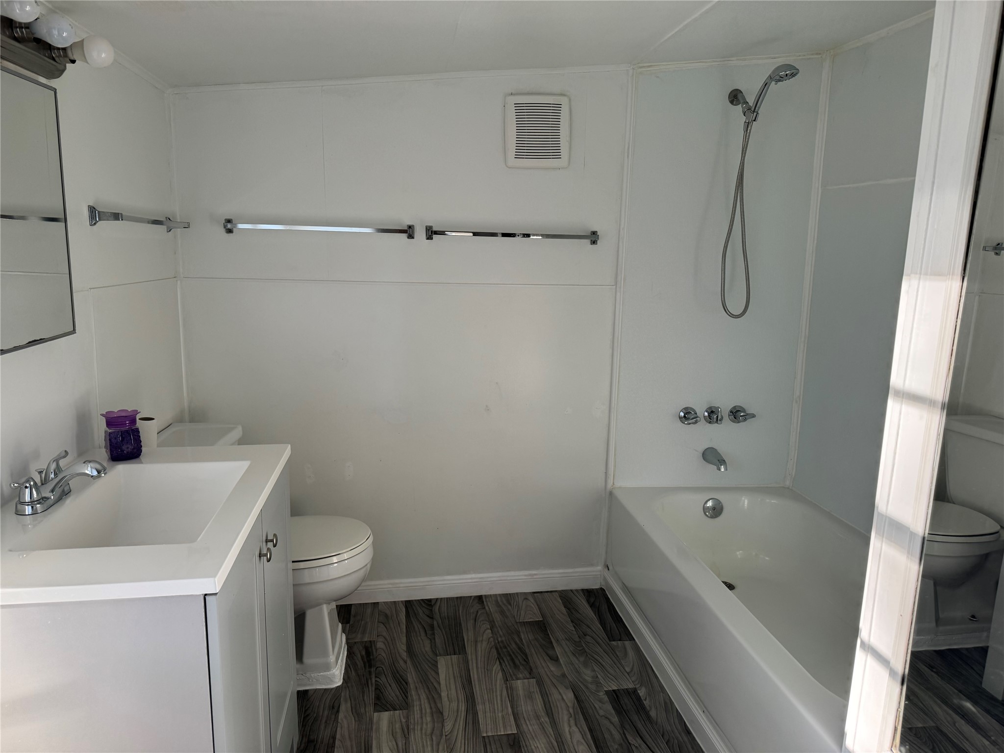 406 7th Street Alvin, TX 77511 - Photo 14 of 14 a bathroom with a bath tub a sink and a toilet