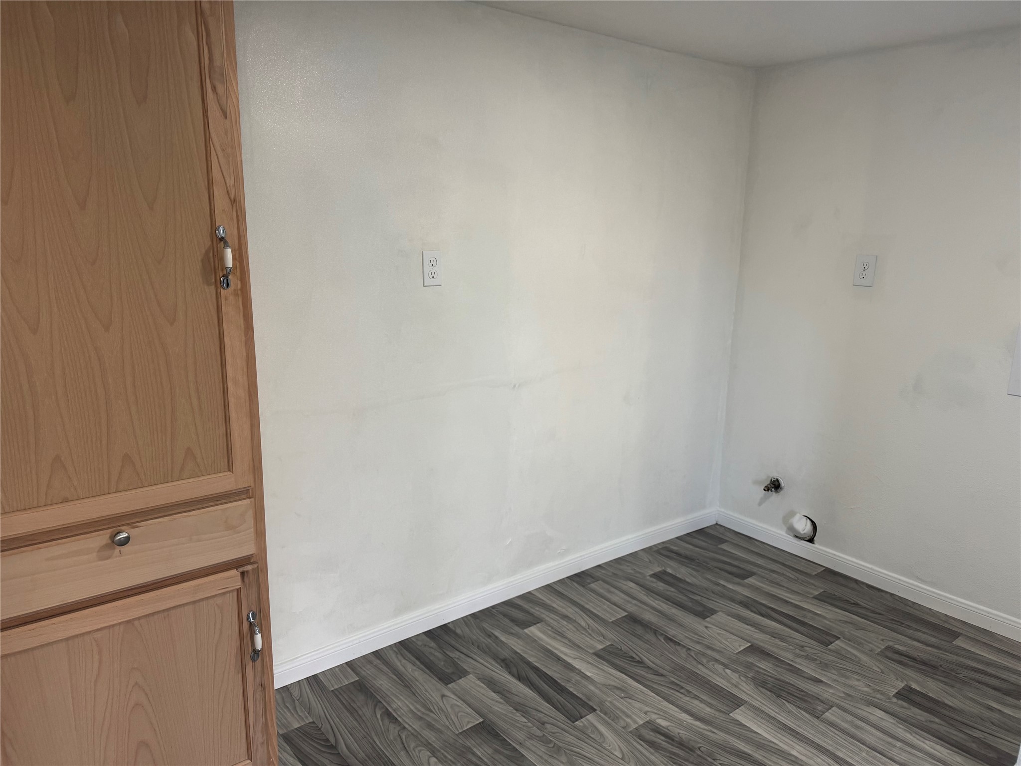 406 7th Street Alvin, TX 77511 - Photo 7 of 14 a view of a room