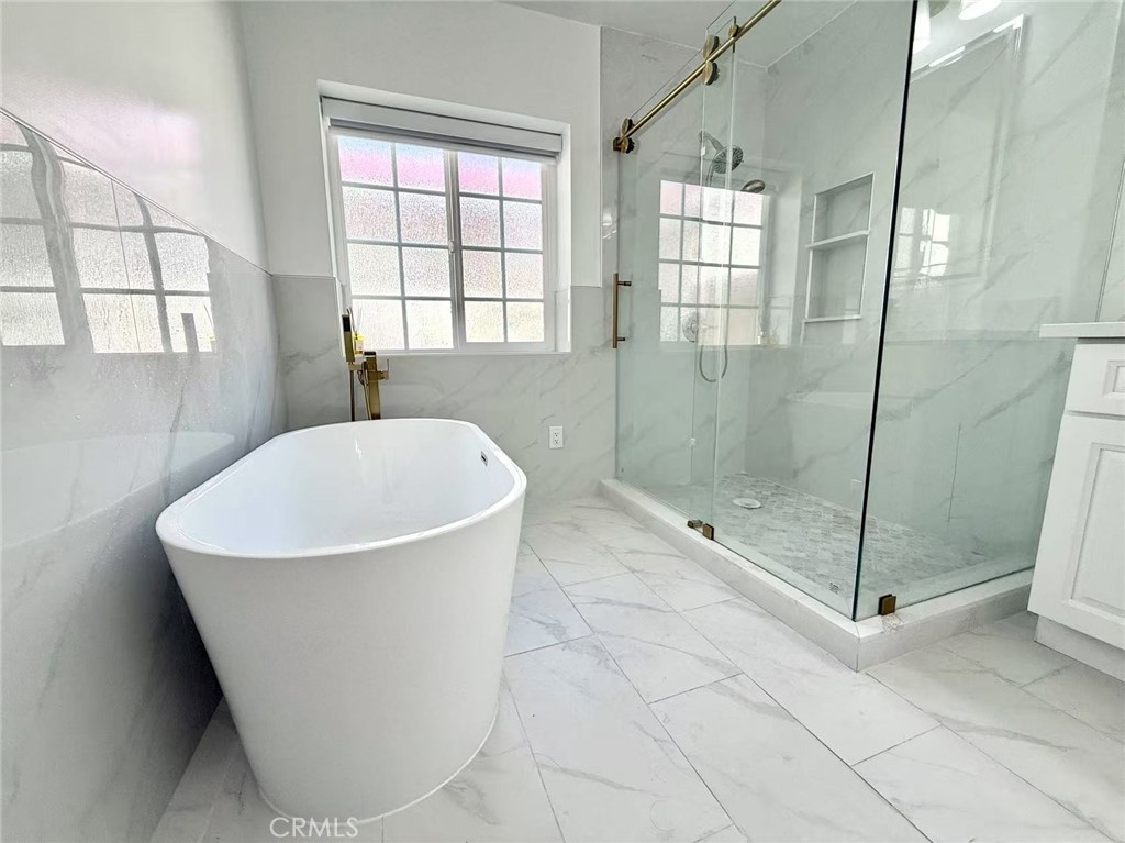 1500 Loganrita Avenue Arcadia, CA 91006 - Photo 19 of 29 a bathroom with a bathtub and mirror