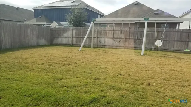 a view of a backyard