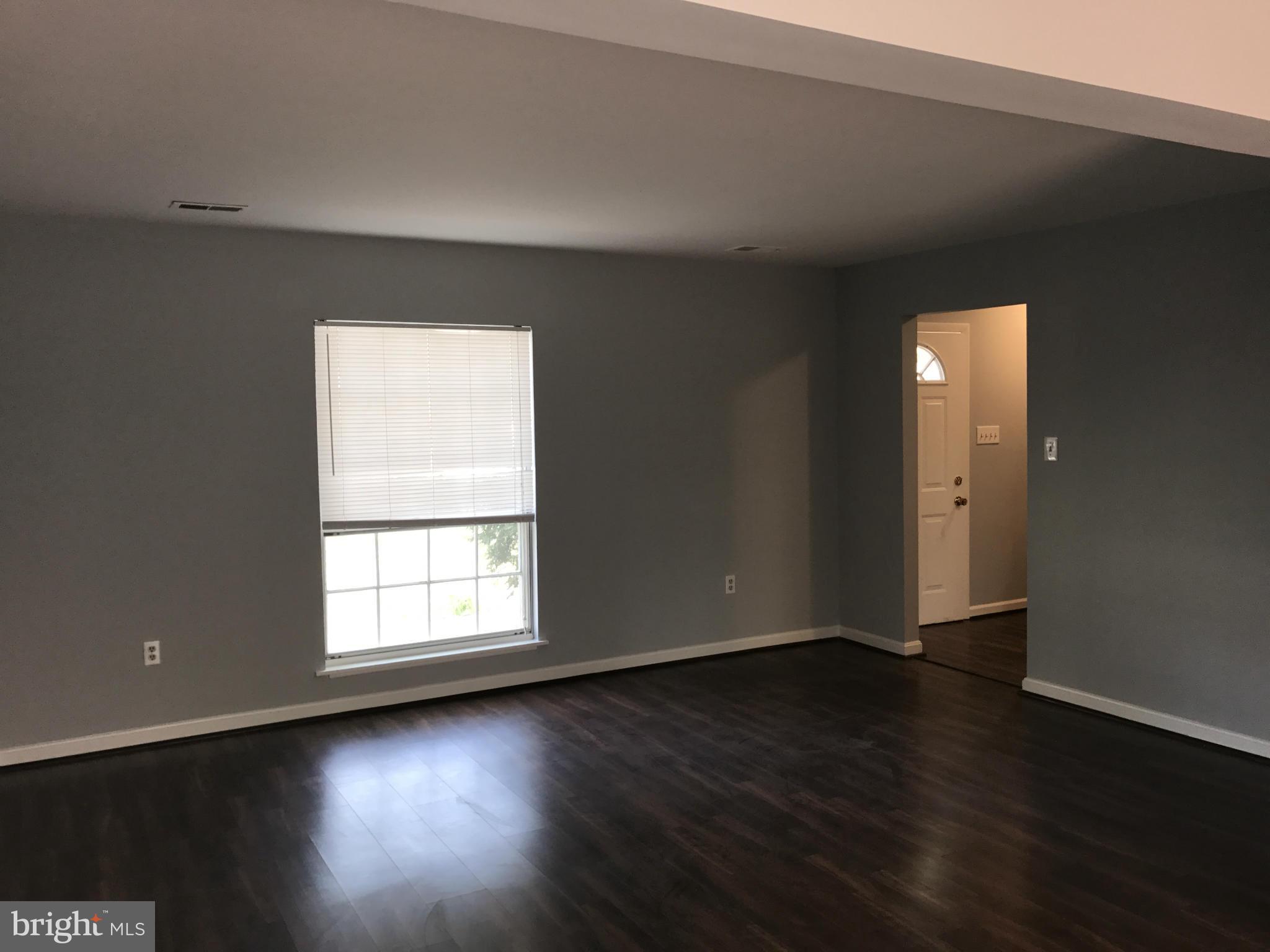 10142 Springhouse Court Manassas, VA 20110 - Photo 4 of 10 Living Room